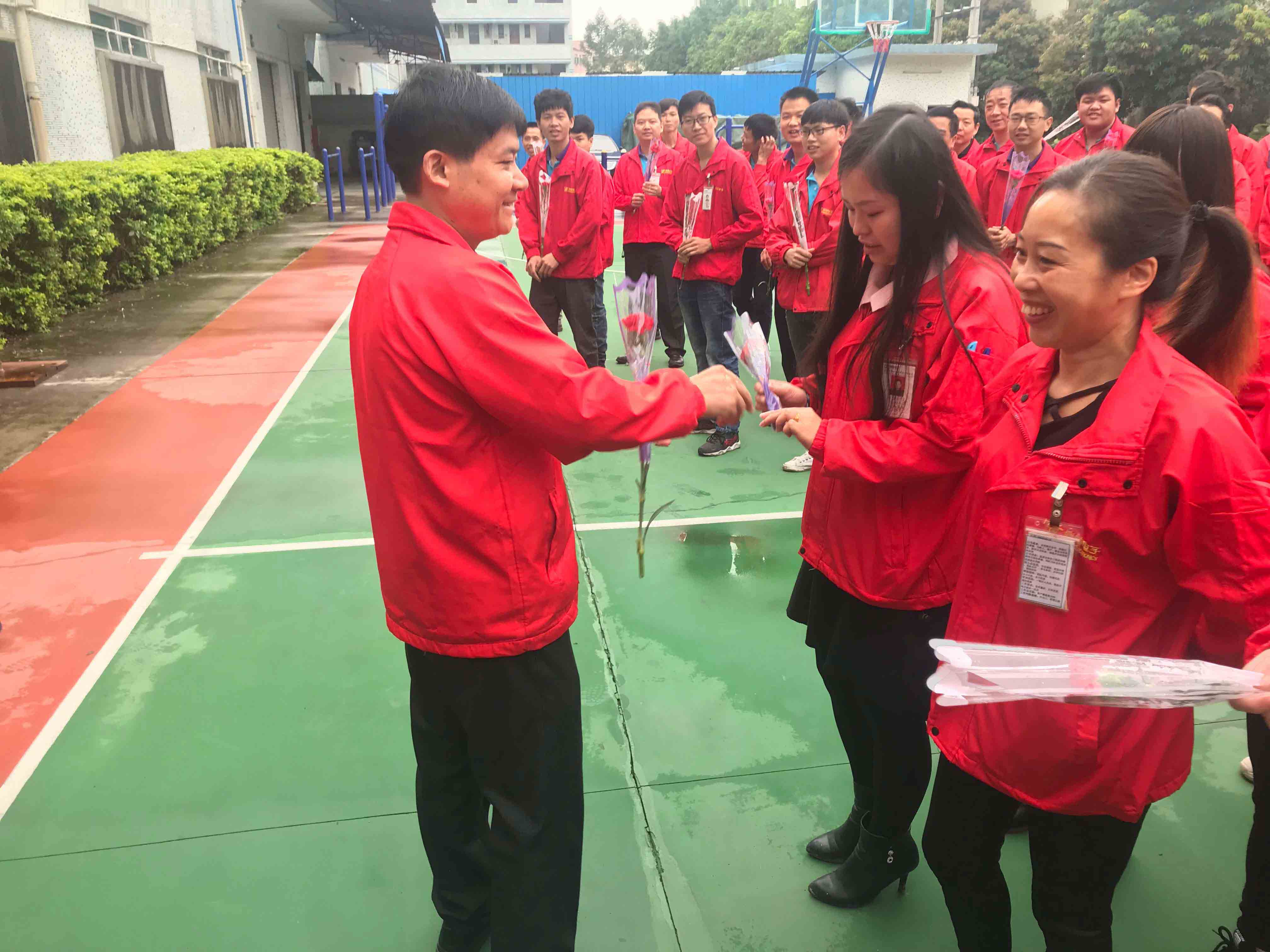 博皓經理給員工送花