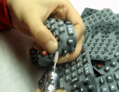 如何用打磨器對(duì)硅膠按鍵進(jìn)行表面處理